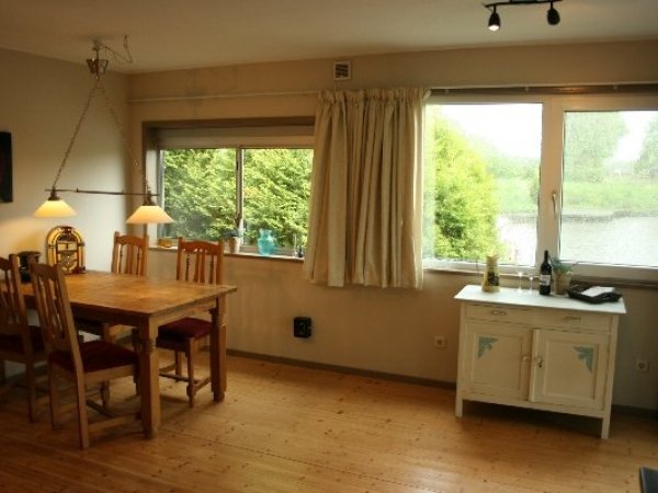 grote woonkeuken met zicht op het water